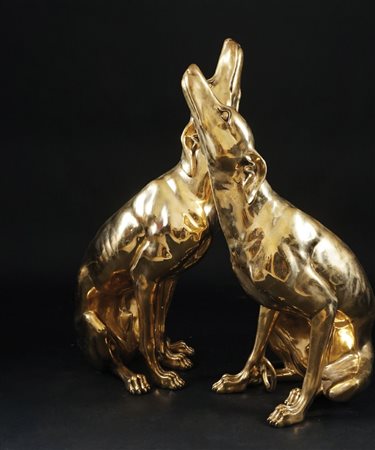 Coppia di sculture in bronzo patinato ciascuna raffigurante un levriero...