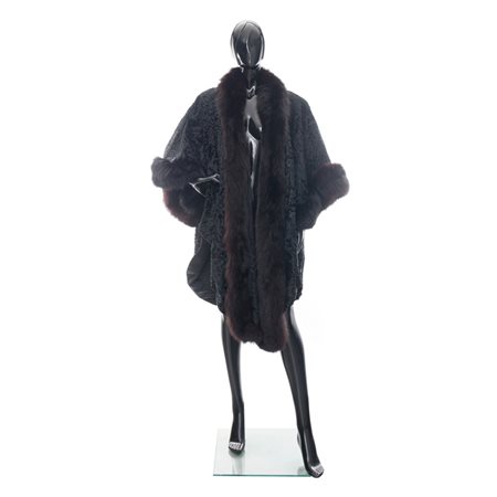 MANTELLA IN PELLICCIA DI ASTRAKAN E VOLPE