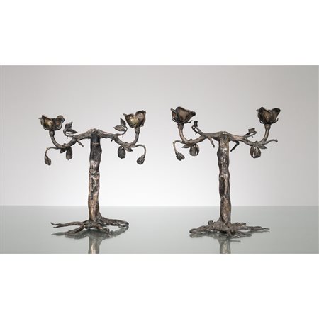 OFFICINE ITALIANE XX SEC. Coppia di portacandela in argento