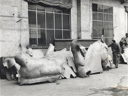 FOTOGRAFIA DELLA STATUA DEL GENIO ITALIANO, AGENZIA DUFOTO, 1961