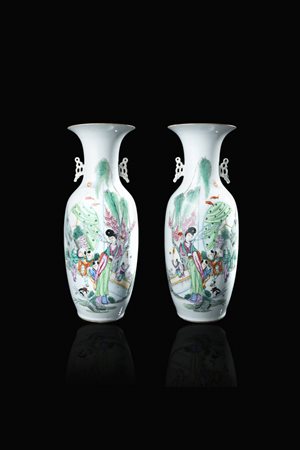 COPPIA DI VASI IN PORCELLANA