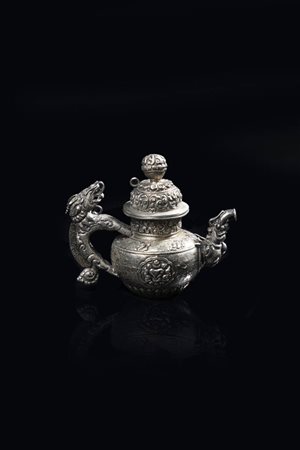PICCOLA TEIERA<BR>Piccola teiera in argento sbalzato