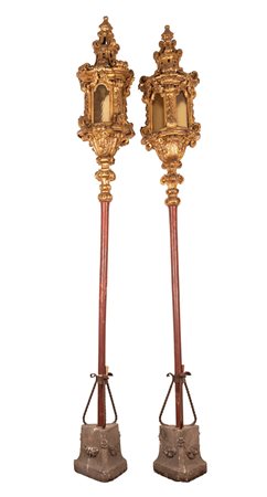 Manifattura veneta del XVII secolo ( - ) 
Coppia di lampioni da processione 
Legno intagliato e dorato altezza cm 250 totale / altezza cm 102 lanterna