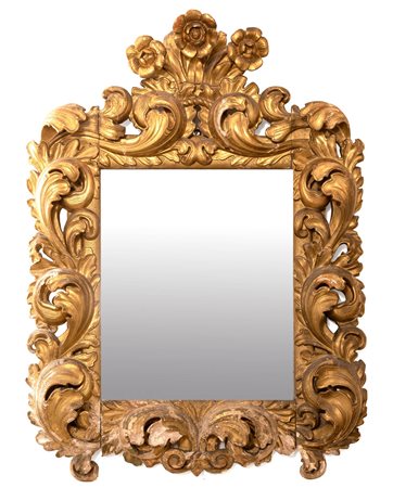 Manifattura emiliana del XVII secolo ( - ) 
Specchiera a cartoccio in stile Luigi XIV 
Legno intagliato e dorato cm 140x105 / luce 73x60