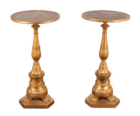 Manifattura romana del XVIII secolo ( - ) 
Coppia di candelieri trasformati in tavolinetti 
Legno intagliato e dorato altezza cm 65 / pianetto tondo diametro 33
