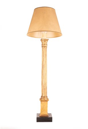 Manifattura romana del XIX secolo ( - ) 
Lampada da tavolo 
Legno intagliato e dorato altezza cm 69