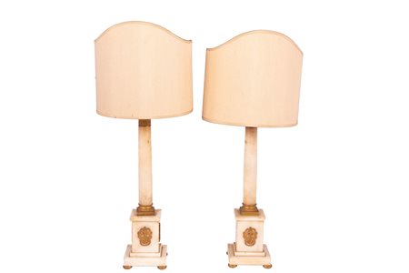 Manifattura francese del XIX secolo ( - ) 
2 lampade da tavolo a colonna 
Marmo bianco e bronzo dorato altezza cm 40