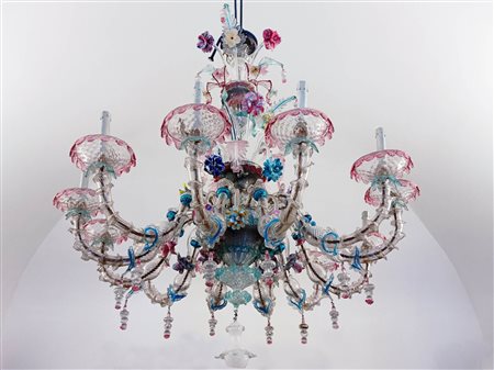 Manifattura veneta del XIX / XX secolo ( - ) 
Lampadario di Murano in vetro policromo di forma circolare 
Vetro cristallino  cm 138x120