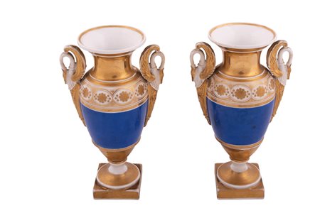 Manifattura parigina del XIX secolo ( - ) 
2 vasi a fondo blu stile Impero 
Porcellana dipinta e dorata altezza cm 27