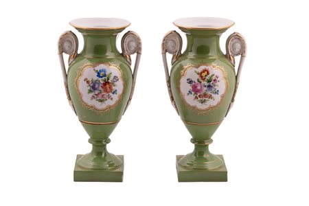 Manifattura di Dresda del XIX secolo ( - ) 
2 vasi a fondo verde stile Impero 
Porcellana dipinta e dorata altezza cm 28