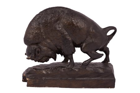 Manifattura americana del XX secolo ( - ) 
Scultura raffigurante Bufalo 
Legno patinato scuro altezza cm 33 / base 36x9