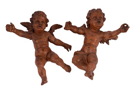 Scultore dell'Italia centrale del XIX secolo ( - ) 
Coppia di putti 
Legno naturale altezza cm 28 e 30