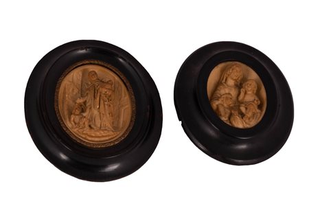 Manifattura romana del XIX secolo ( - ) 
Lotto di 2 bassorilievi 
Scagliola scolpita cm 6,5x4,5 / 7x5,5