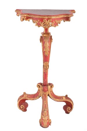 Manifattura veneta del XIX secolo ( - ) 
Piccola consolle 
Legno intagliato, dorato e laccato rosso cm 84x47x24