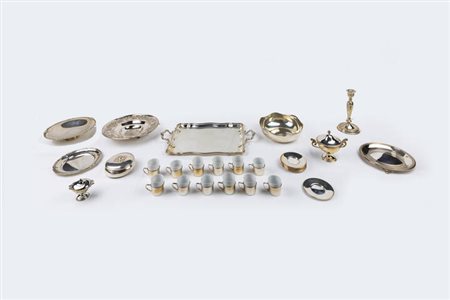 LOTTO DI TRENTAQUATTRO OGGETTI IN ARGENTO