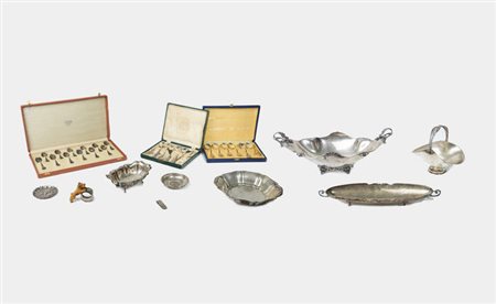 LOTTO DI TRENTATRE' OGGETTI IN ARGENTO