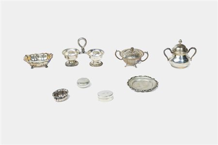 LOTTO DI  OTTO OGGETTI IN ARGENTO