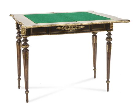TAVOLINO DA GIOCO<BR>Tavolino da gioco apribile, Francia, Napoleone III, fine XIX secolo, in mogano e lastronato in mogano