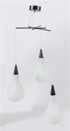 Lampadario a tre luci con struttura in metallo, rifiniture in ottone e...