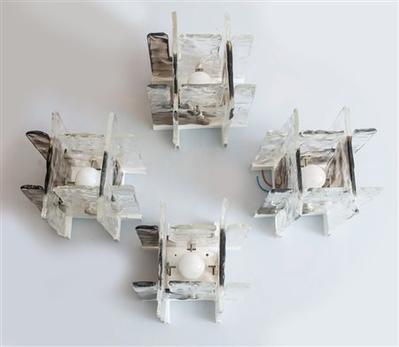 MAZZEGA (Attribuito) Quattro applique da muro con struttura in metallo e...