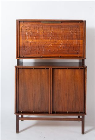 Mobile in legno di palissandro con dettagli in ottone e bassorilievo...