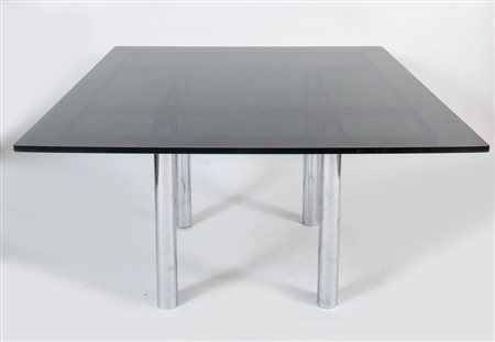 AFRA & TOBIA SCARPA Tavolo con struttura in metallo e piano in vetro fumé...
