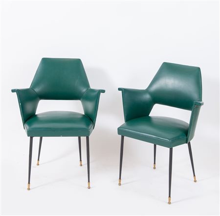 Coppia di sedie con struttura in metallo e legno e rivestimento in pelle....