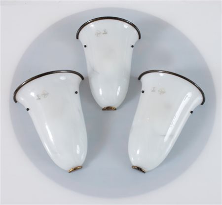 BAROVIER & TOSO Tre applique da muro con struttura in metallo e paralume in...