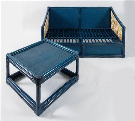 VIVAI DEL SUD Divano a due posti con tavolino da caffè. Prod. Vivai del Sud,...