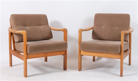 Coppia di poltrone con struttura in legno e seduta in tessuto imbottito....