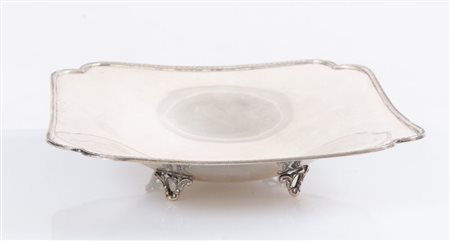 Italia, XX secolo. Alzata in argento 800. Sul bordo superiore reca punzoni:...