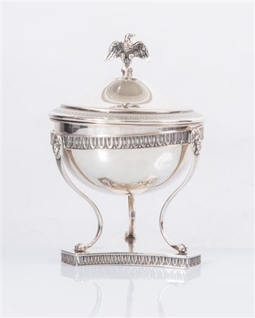 Italia, XX secolo. Zuccheriera con aquila in argento 800. Reca punzoni: 800 e...