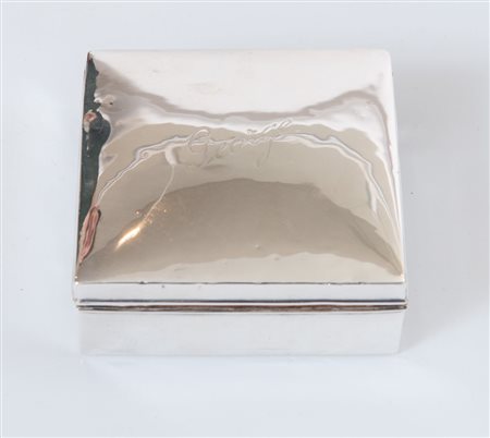 Inghilterra, 1850 (?). Scatola quadrata in argento 925, con interno in legno....