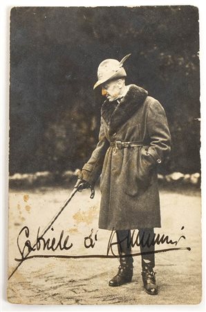 D'ANNUNZIO, Gabriele (Pescara 1863-Gardone Riviera, Brescia, 1938): Cartolina fotografica Fiume con autografo d'Annunzio