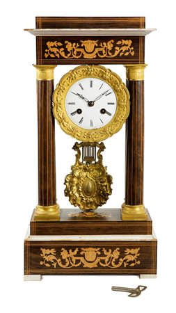 PENDOLA DA TAVOLO Pendola da tavolo, XIX secolo, in legno intarsiato a...