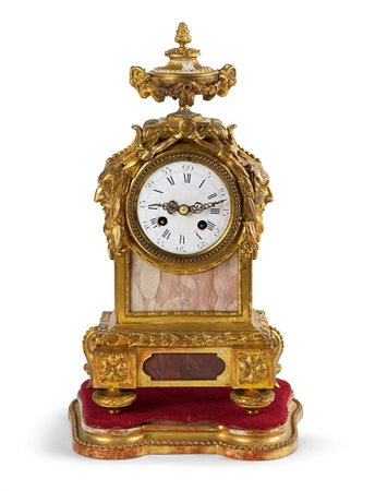 PENDOLA DA TAVOLO Pendola da tavolo in bronzo cesellato e dorato in oro...