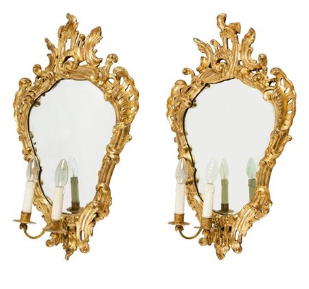 COPPIA DI APPLIQUES Coppia di appliques in legno scolpito e dorato a due luci...