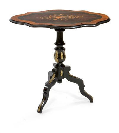 TAVOLINO A VELA Tavolino a vela, epoca fine XIX secolo, piantone con tre...