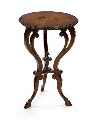 TAVOLINO Tavolino in noce poggiante su tre gambe a forma di zampe di caprone...