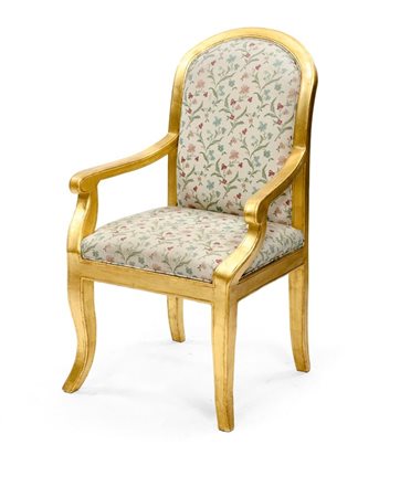 POLTRONA Poltrona in legno dorato, di forma mossa, foderata in tessuto a...