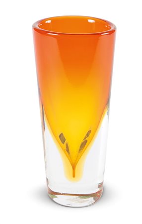 VASO IN VETRO DI MURANO Vaso in vetro bianco incamiciato in colore arancio....
