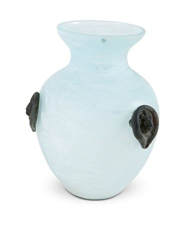 VASO IN VETRO DI MURANO Vaso ovoidale in vetro nei toni del celeste screziato...