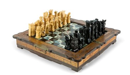 GIOCO DI SCACCHI Gioco di scacchi composto da 32 statuine in legno di altezza...