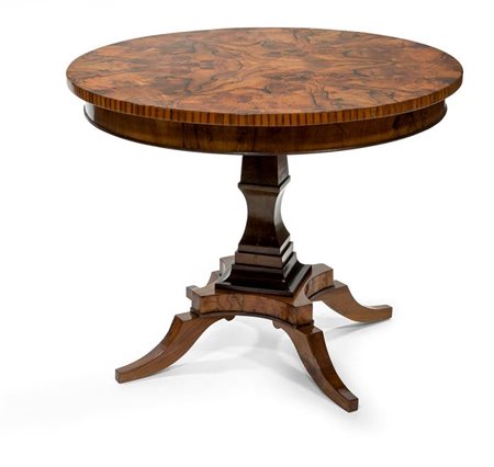 TAVOLO ROTONDO Tavolo di forma rotonda lastronato in ulivo, piantone...