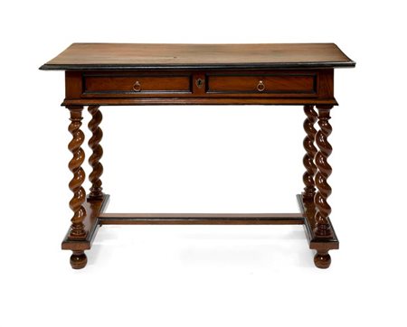 SCRITTOIO Tavolo-scrittoio in noce, Lombardia inizio XVIII secolo, un...