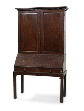 DOPPIO CORPO Doppio corpo, Inghilterra, fine XVIII secolo, in mogano. Parte...