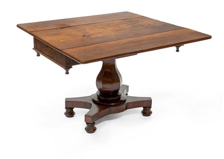 TAVOLO Tavolo in mogano, a bandelle, epoca XX secolo, piantone centrale...