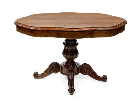 TAVOLO Tavolo di forma polilobata,epoca XIX secolo, piano in radica con due...