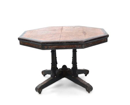 TAVOLO Tavolo di forma ottagonale, in radica e legno ebanizzato; poggiante su...