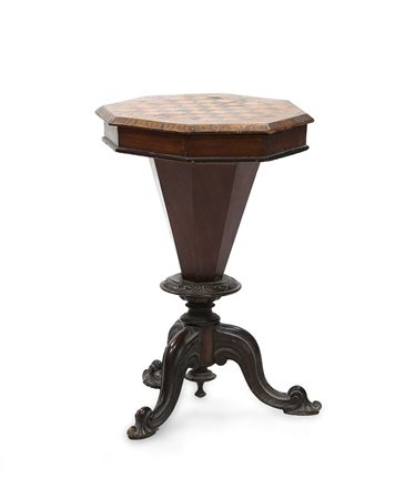 TAVOLINO DA LAVORO Tavolino da lavoro, in mogano, metà XIX secolo, di forma...